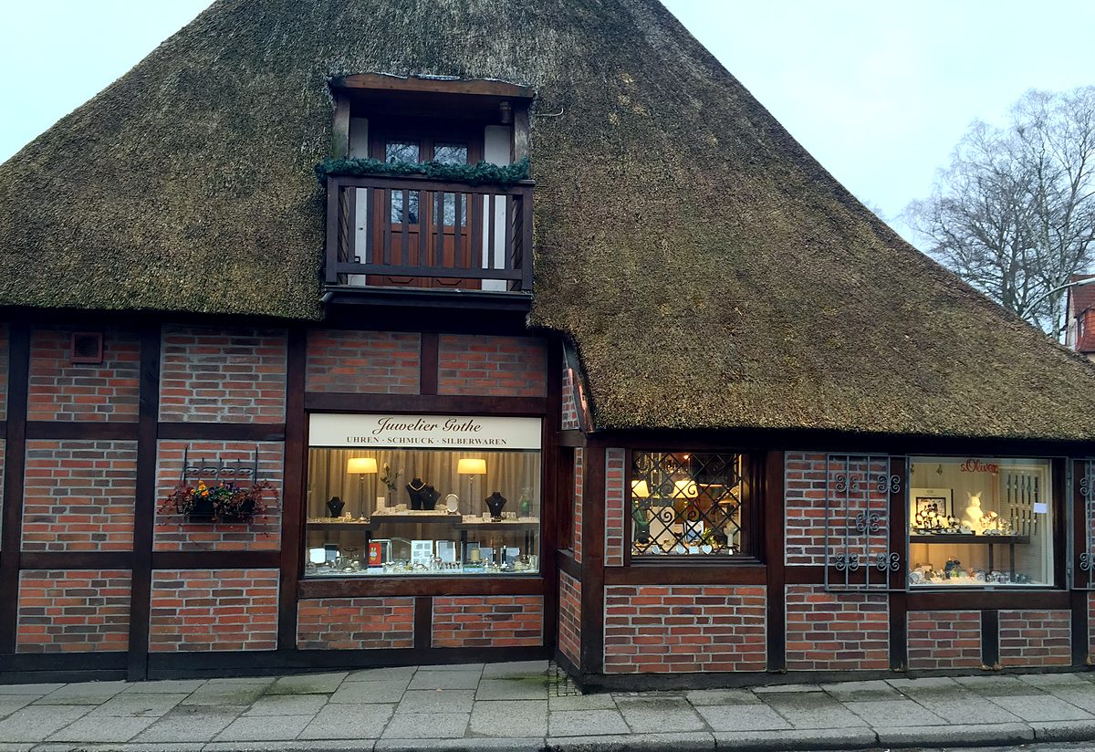 Reetgedecktes Fachwerkhaus von Juwelier Gothe mit Schaufenstern in der Beselerstraße 25
